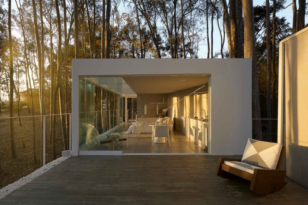 Minimalismo, meditação e natureza se unem em Refúgio de Júnior Piacesi