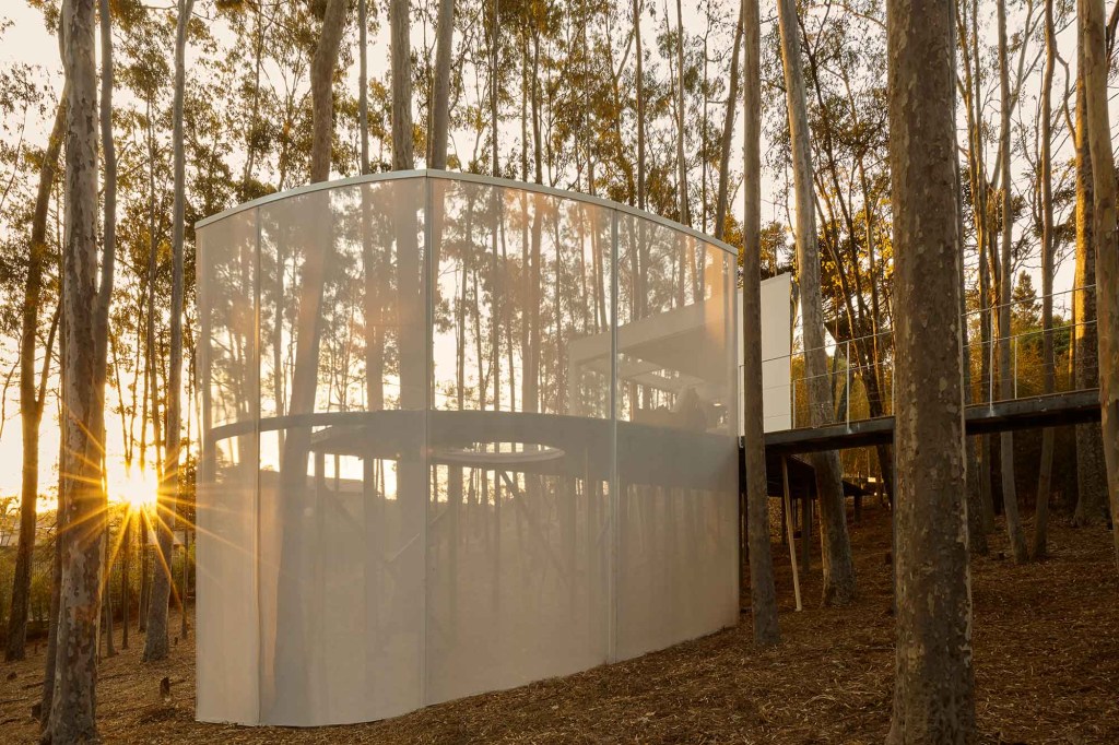 Minimalismo, meditação e natureza se unem em Refúgio de Júnior Piacesi