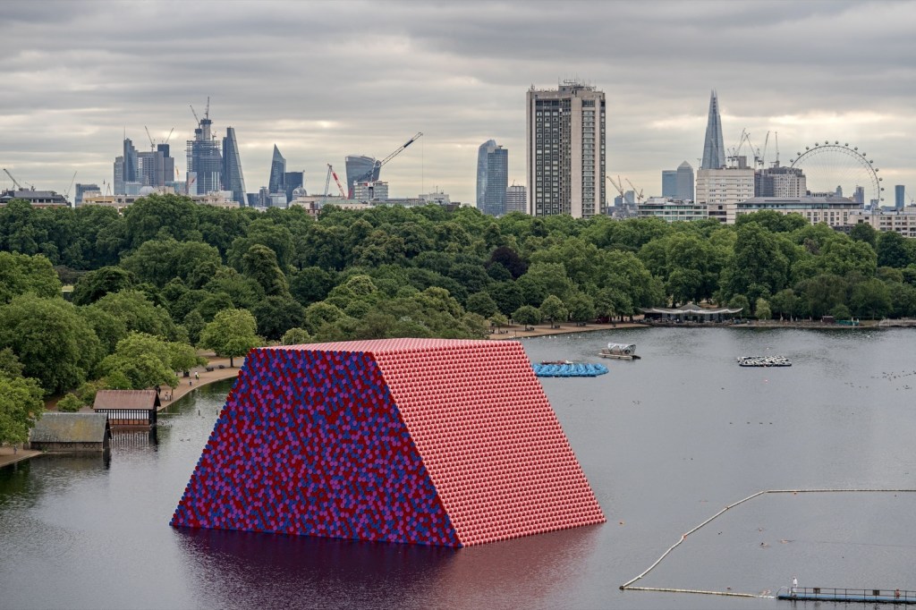 The_London_Mastaba_-_The_London_Mastaba__Serpentine_Lake__Hyde_Park__2016-18_(1) Mestre das instalações monumentais, Christo morre aos 84 anos