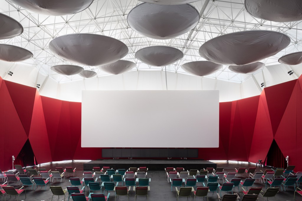 Snkh-pop-up-cinema-bedouin-tent-oma-garage-museum-contemporary-art-moscow_dezeen_2364_col_13 Cinema pop-up foi inspirado por construções nômades em Moscou