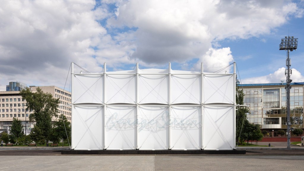 Snkh-pop-up-cinema-bedouin-tent-oma-garage-museum-contemporary-art-moscow_dezeen_2364_hero_12-2048×1152 Cinema pop-up foi inspirado por construções nômades em Moscou