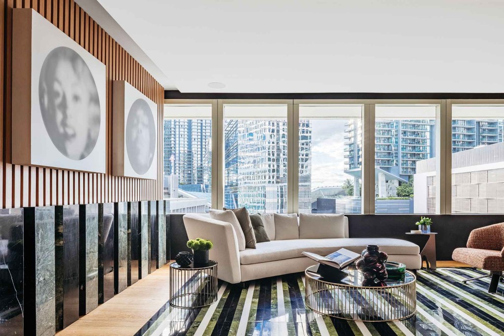 Living em Miami conquista o olhar com combinação elegante de revestimentos