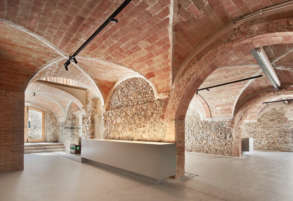 vilajuiga-aigues-luis-twose-two-bo-designboom-013a Escritório Twobo descobre um mundo subterrâneo na Catalunha
